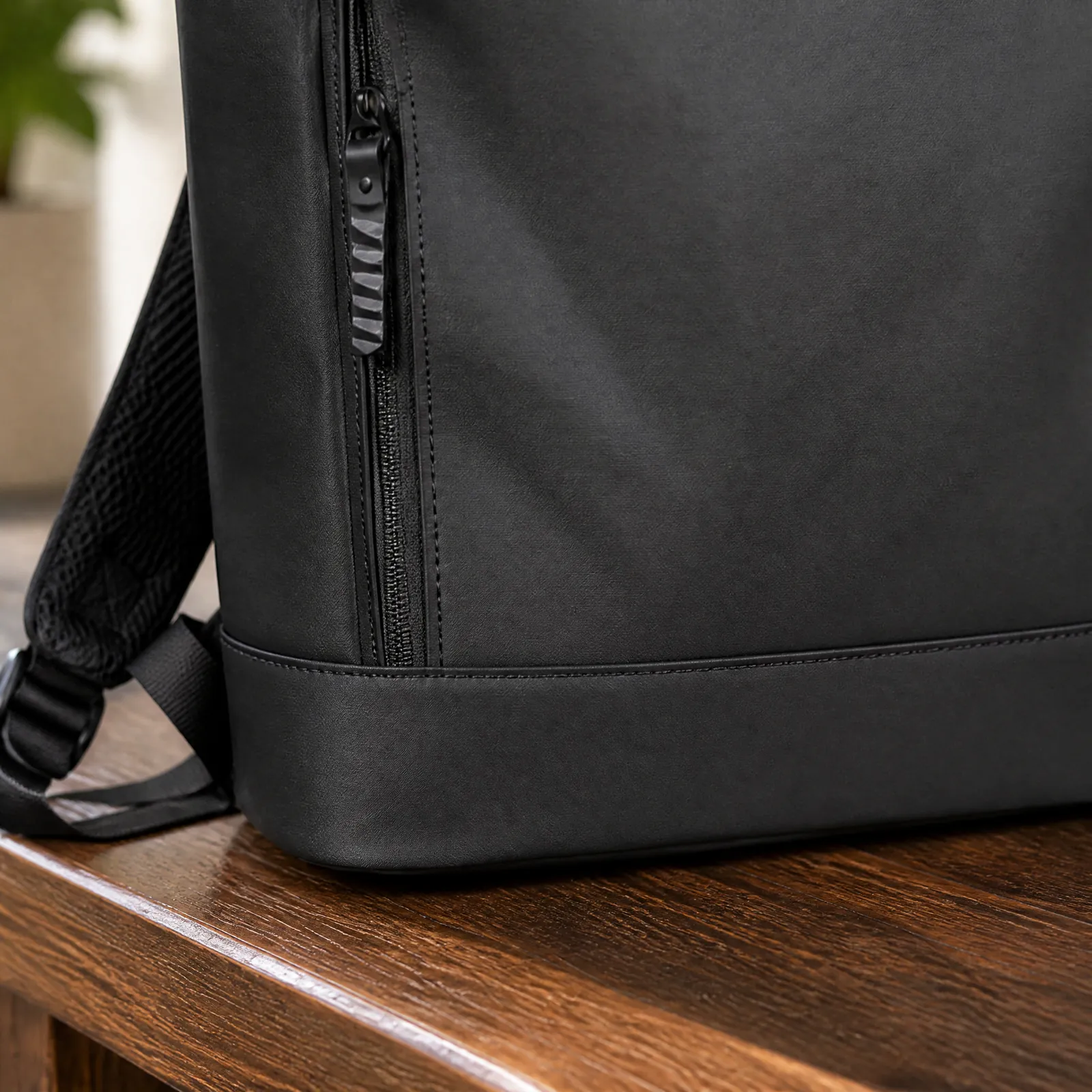 Arlo Rolltop Backpack Black, rolltop model detail